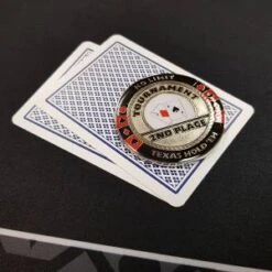 Card-Guard "2ND PLACE" - En Métal – 2 Faces Différentes – 50mm De Diamètre -Cartes Production card guard second place en laiton 2 faces differentes 50mm de diametre 2