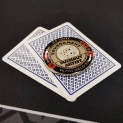 Card-Guard "SUCKOUT ARTIST" - En Métal – 2 Faces Différentes – 50mm De Diamètre -Cartes Production card guard suckout artist en laiton 2 faces differentes 50mm de diametre 2