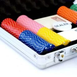 Mallette De 200 Jetons De Poker "SUITED" - En ABS Insert Métallique 12 G - Avec Accessoires 7 Mallette De 200 Jetons De Poker "SUITED" - En ABS Insert Métallique 12 G - Avec Accessoires -Cartes Production mallette de 200 jetons de poker suited en abs insert metallique 12 g avec accessoires 1 2
