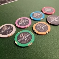 Mallette De 500 Jetons De Cash Game "HERITAGE" - 1 Seul Exemplaire - Ne Sera Pas Rééditée - 1/2/5/10/25/50/100 2 Mallette De 500 Jetons De Cash Game "HERITAGE" - 1 Seul Exemplaire - Ne Sera Pas Rééditée - 1/2/5/10/25/50/100 – Image 2