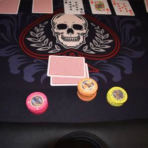 Table De Poker Haricot "SKULL" - Avec Pieds Pliants - Tapis Jersey Néoprène - 9 Joueurs + Dealer 3 Table De Poker Haricot "SKULL" - Avec Pieds Pliants - Tapis Jersey Néoprène - 9 Joueurs + Dealer – Image 3